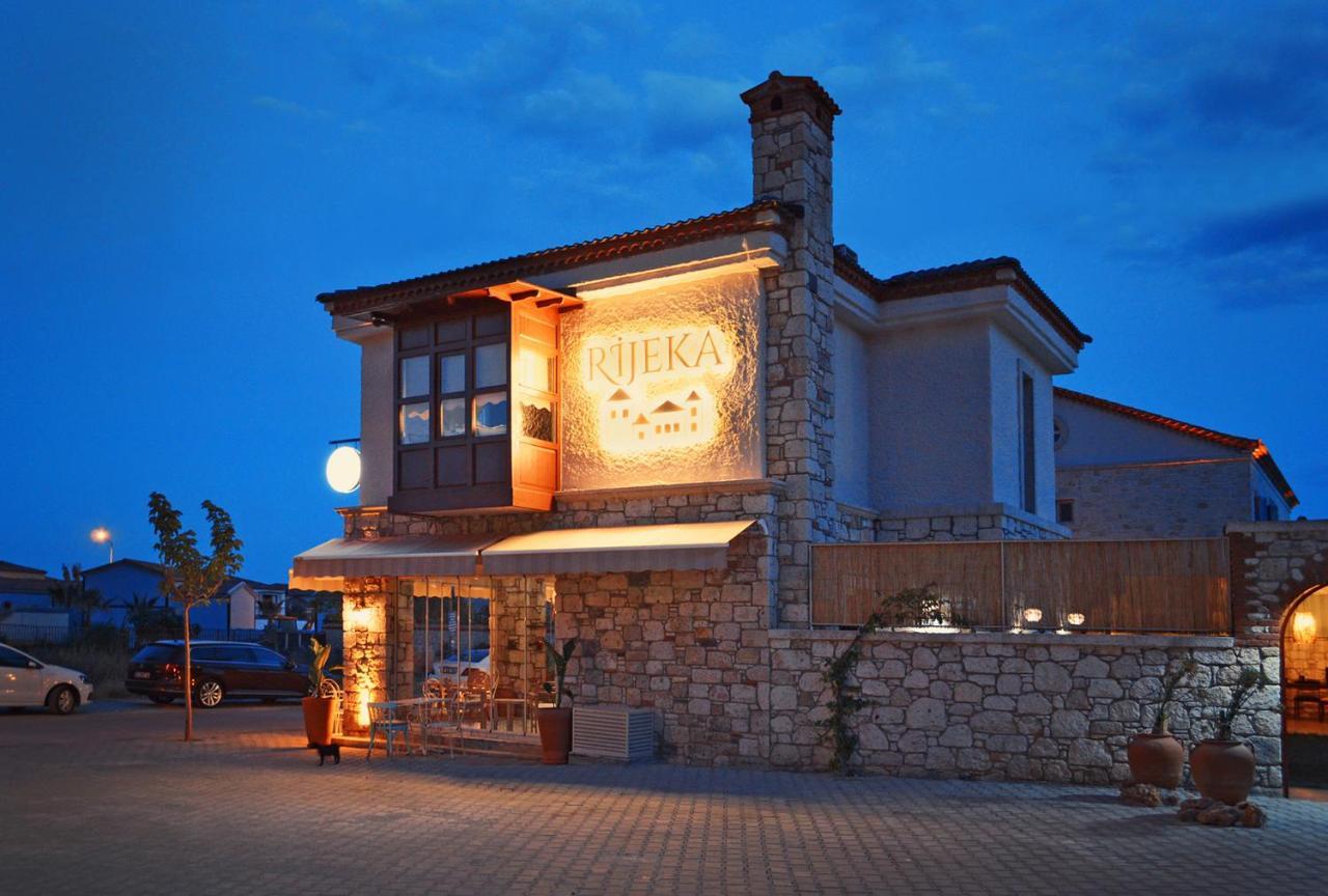 Rijeka Alacati Çeşme Luaran gambar